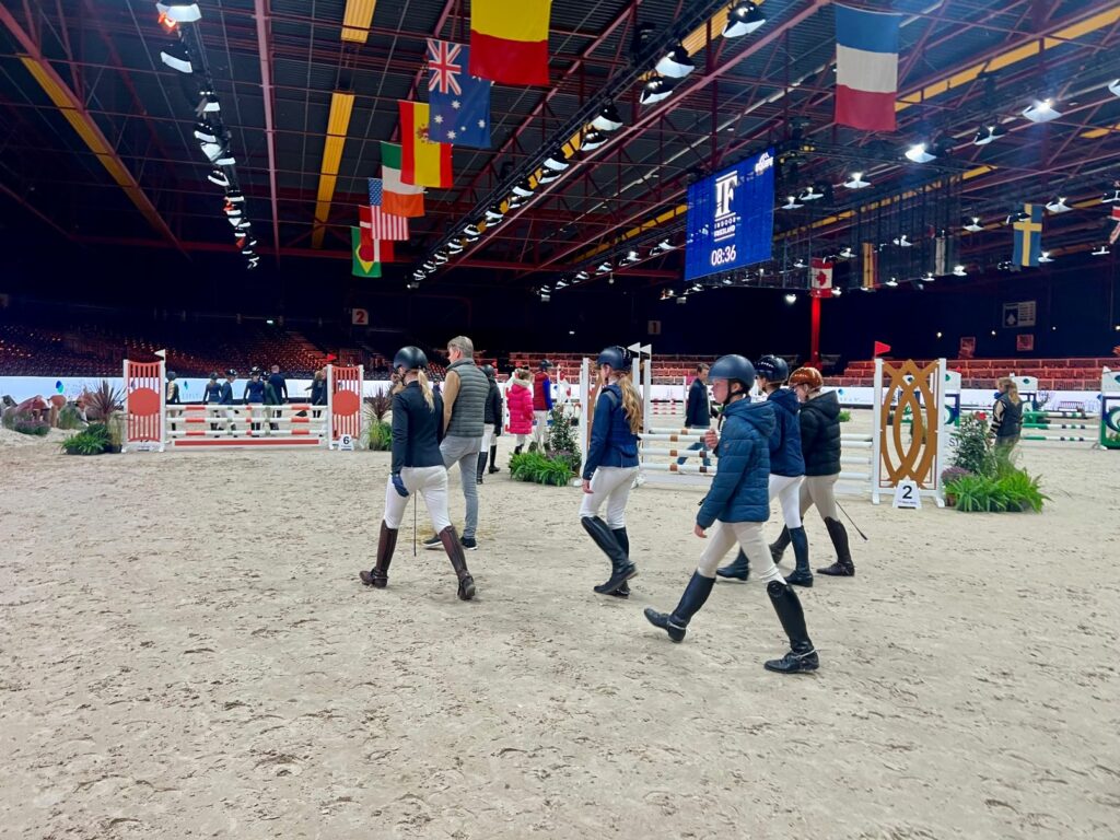 Allspan teamcaptain Jeroen Dubbeldam loopt het parcours met zijn team