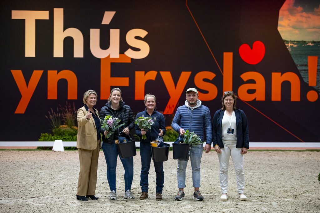 Groomsprijs IF 2025 vlnr Sportdirecteur Yvonne van Bergen, Susan van Dongen, Sanne Vondel, Nico Wienstroeer, Perschef Dinette Neuteboom