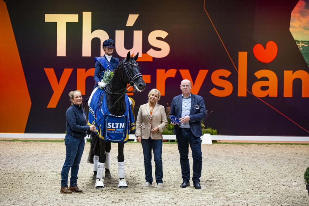 Sanne Vondel aan de zijde van Kuvasz Rs2 tijdens de prijsuitreiking van de Kür op muziek tijdens Indoor Friesland 2025