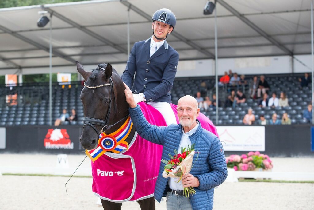 thumbnail_Willy Wijnen met Bart Veeze en zijn fokprodukt -Imposantos-ERME18L116450